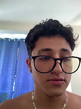 Chat XXX en directo de Adonibaskerville4