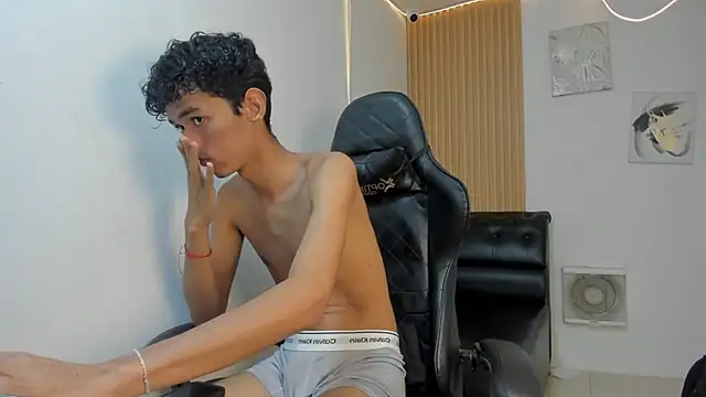 Hideaky_boycum live XXX chat