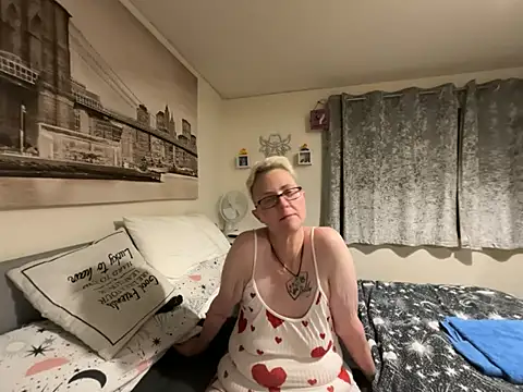 Curvy-Jinx's Live XXX Chat