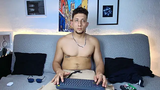 XXX chat uživo modela SR_EMILIOCUM
