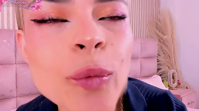 HannaRhodes Chat XXX in diretta
