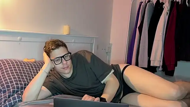 daniel-below's Live XXX Chat