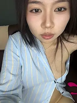 QiQi-2001's Live XXX Chat