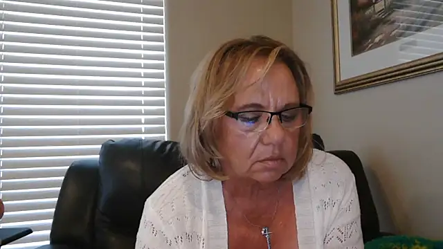 BustyAnnie's Live XXX Chat