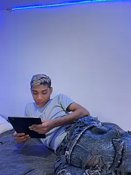 alejo_cute XXX чат на живо