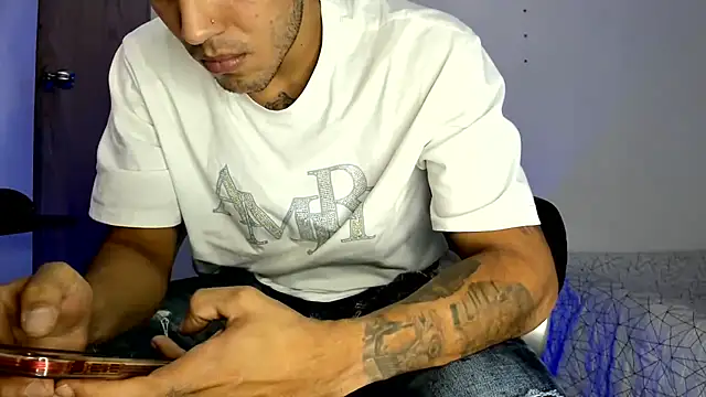 Chatroom XXX en direct de mikee_scooth