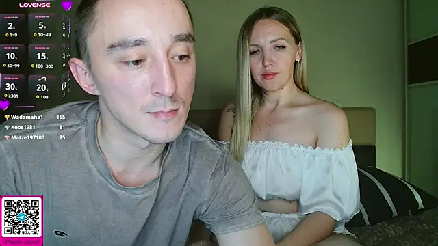 SizzleCouple live XXX chat