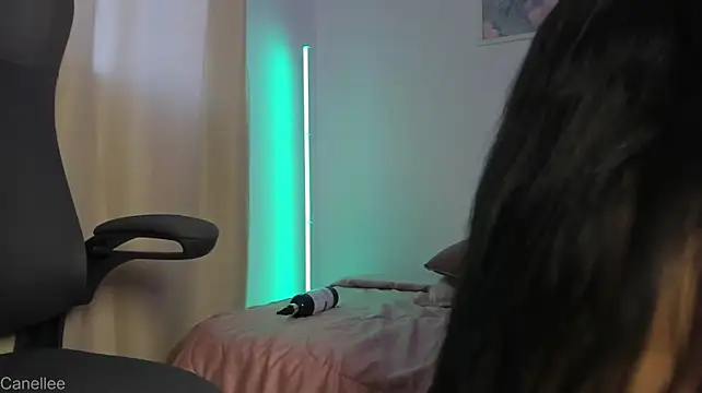 CanelleeのライブXXXチャット