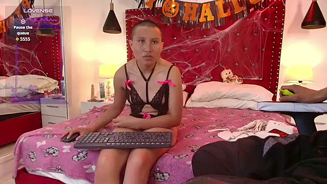 Emily_and_Taylor Live XXX-Chat