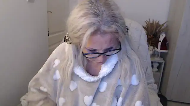 Divineblond live XXX chat