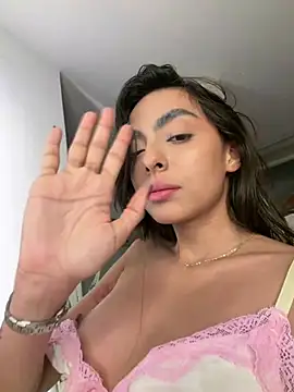 ZaraLuuv's Live XXX Chat