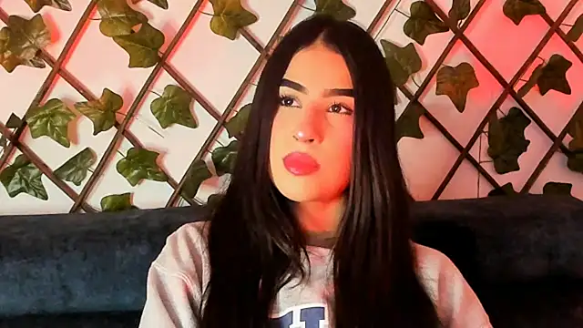 Scarletthrouse's Live XXX Chat