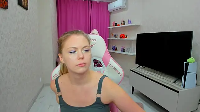 Strawberrye Adlı Modelin Canlı XXX Sohbeti