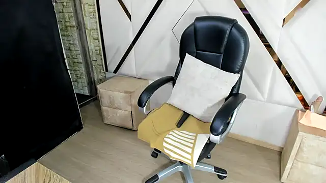 Alisha_Milf Adlı Modelin Canlı XXX Sohbeti