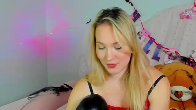 ElaraVoltage Adlı Modelin Canlı XXX Sohbeti