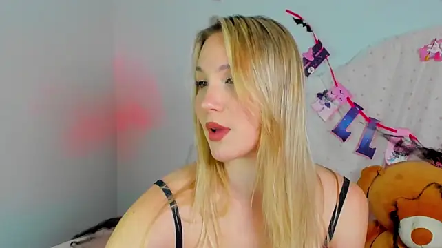 ElaraVoltage live XXX chat