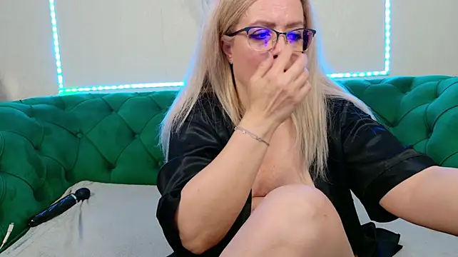 IvanaCharm's Live XXX Chat