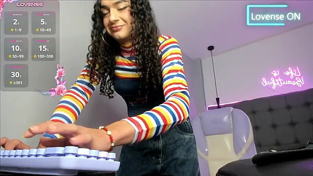scarletcherry18's Live XXX Chat