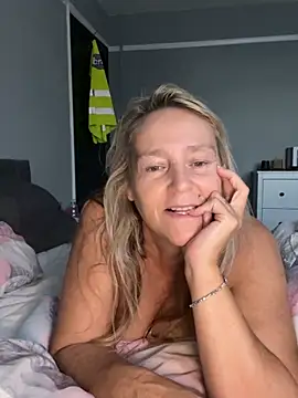 Blondnboujee53's Live XXX Chat