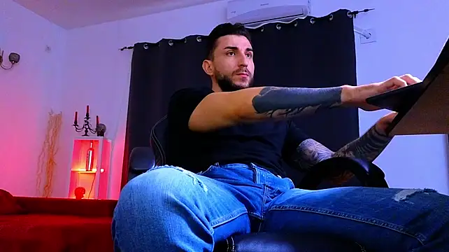 MightyAaron66 Live XXX Chat