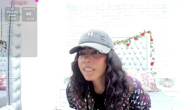 Chat XXX en directo de TyraKayne
