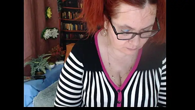 PlayfullMature's Live XXX Chat