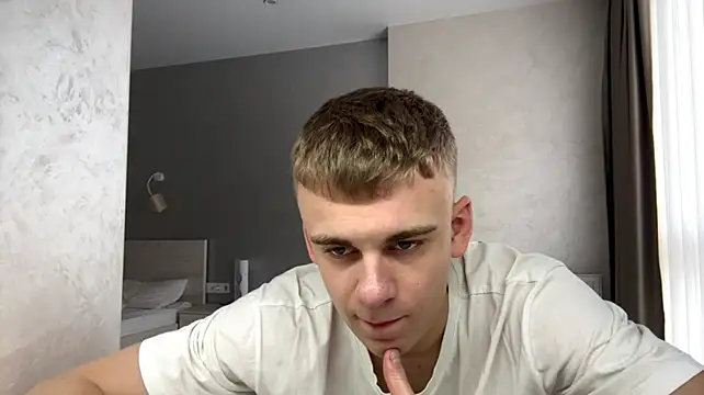 Show modela SoloFury na web-kameri