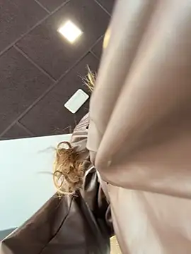 Chatroom XXX en direct de Mona_Plus