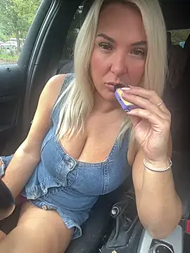 Bustyblondebabe32's Live XXX Chat