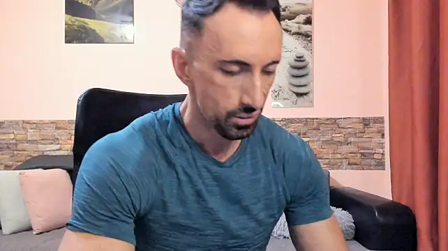 צ'אט XXX בשידור חי של HotHunkTrainer