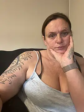 Big-Bootiej's Live XXX Chat