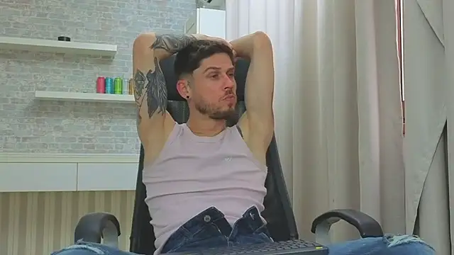 צ'אט XXX בשידור חי של JonahShaw