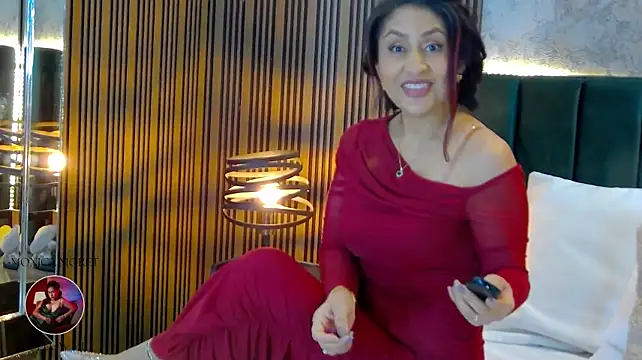 Chatroom XXX en direct de MonicaMoret