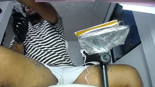 Carlo_yates Show in webcam