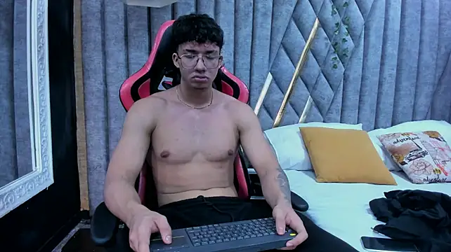 Axxel_Muscle Show in webcam