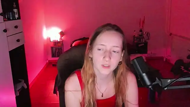 OddlyFamiliar's Live XXX Chat