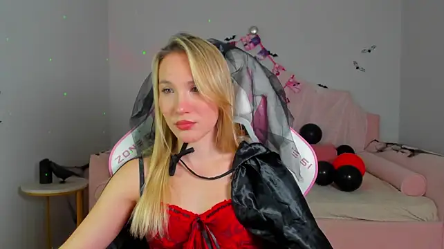 ElaraVoltage Adlı Modelin Canlı XXX Sohbeti