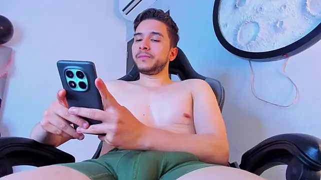 Mike_0012's Live XXX Chat