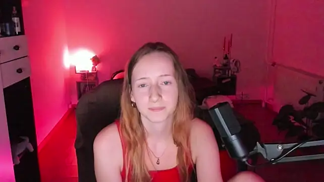OddlyFamiliar's Live XXX Chat