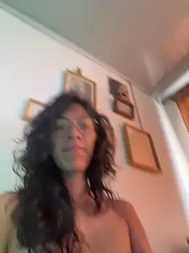 MadamLeRouge Chat XXX in diretta