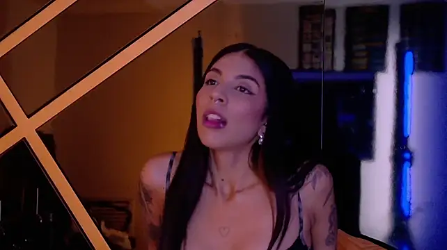 VioletaHills_ Adlı Modelin Canlı XXX Sohbeti