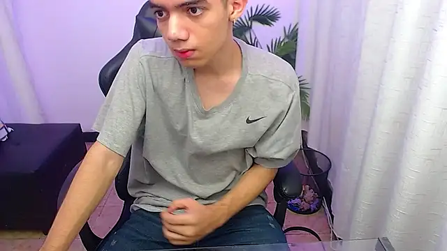 leandrocum18 Chat XXX in diretta