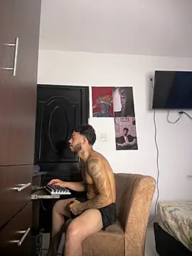 Enzomoretti__ live XXX chat