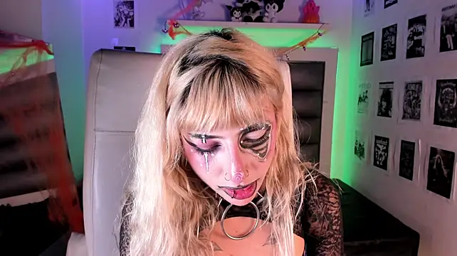 adhalee_js' Live XXX Chat