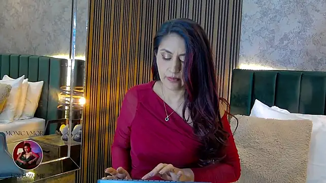 Chatroom XXX en direct de MonicaMoret