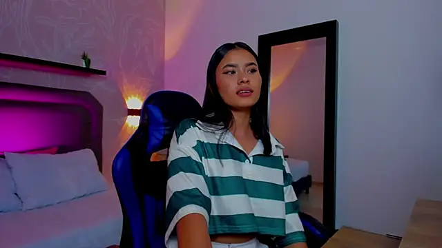 laura_chips élő XXX-chatje