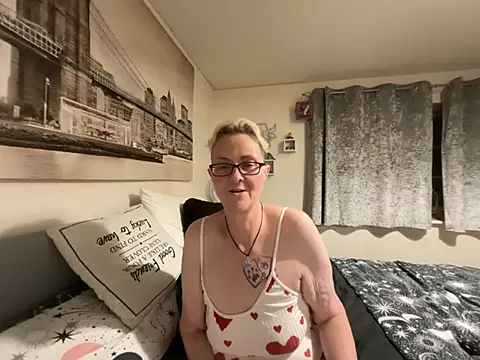 Curvy-Jinx's Live XXX Chat