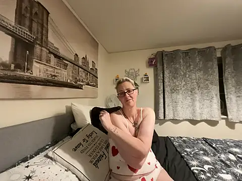 Czat XXX na żywo – Curvy-Jinx