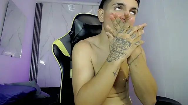 Funnyboyy_ Chat XXX in diretta