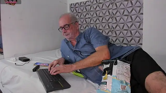 צ'אט XXX בשידור חי של david_holman